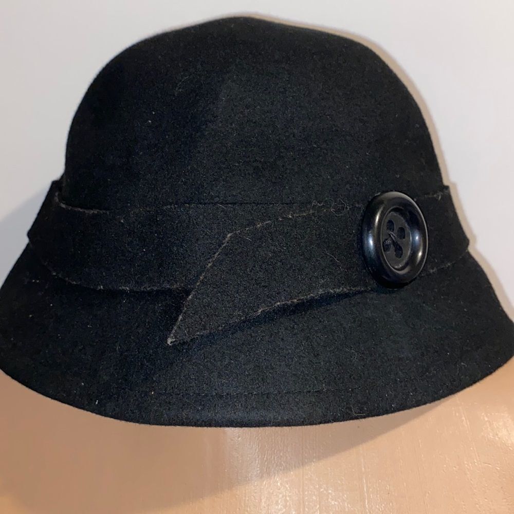 Women's Black 100% Wool One Buttoned Strap Bucket Hat‎ One Size